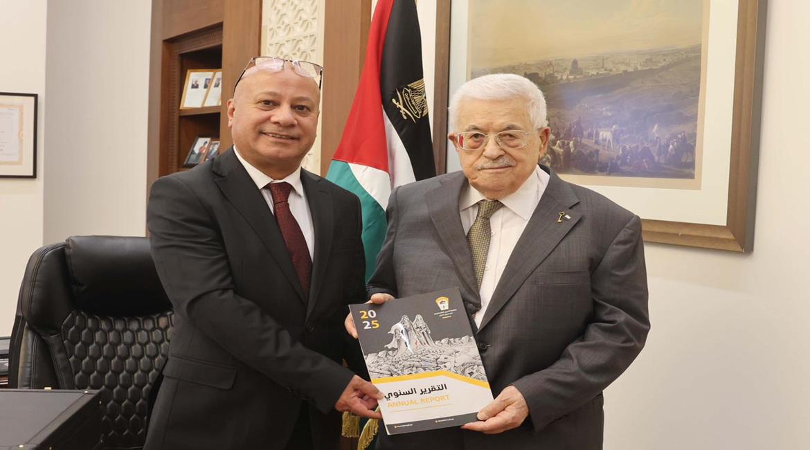 الرئيس محمود عباس، يتسلم التقرير السنوي لدائرة شؤون اللاجئين في منظمة التحرير الفلسطينية، للعام 2025 خلال استقباله لرئيس دائرة شؤون اللاجئين أحمد أبو هولي